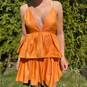 Drömigaste klänningen med volanger, perfekt för sommarfester, typ midsommar!!!🧡🧡 Helt ny med prislapp kvar, aldrig använd!! Säljer endast för bra bud.