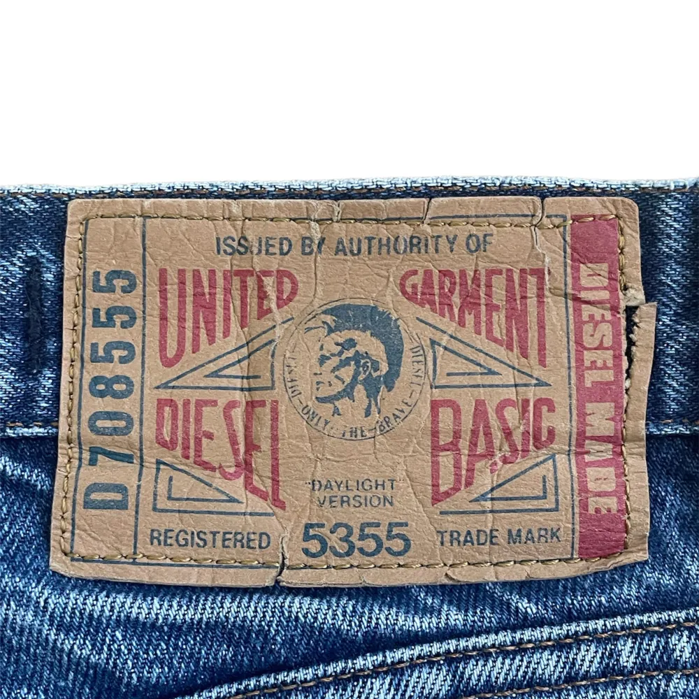 ett par feta diesel jeans som säljs för 200kr.  Storlek: XS i herr Mått: 36cm i bredd och 83cm i längd. Jeans & Byxor.