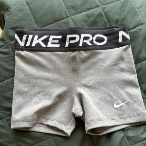 Nike PRO shorts  Oanvända, nyskick  Storlek: S  Nypris: 399 kr  Grå 