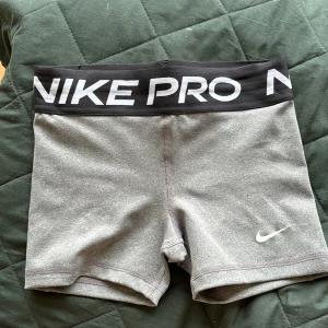 Nike PRO shorts  - Nike PRO shorts  Oanvända, nyskick  Storlek: S  Nypris: 399 kr  Grå 