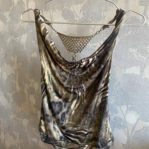 Topp - Super snygg mönstrad topp med öppen rygg. Säljer då den inte kommer till användning. XS-M