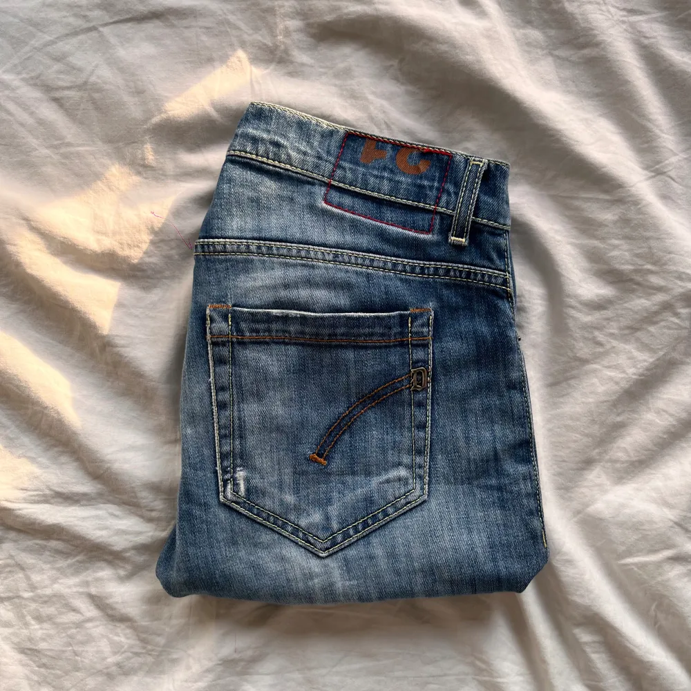 Hej! Säljer nu dessa sjukt snygga dondup jeans som är perfekta till våren och sommaren | Dessa jeans är sjukt trendiga och eftertraktade | Storlek 31 | Skick: 9/10 | Ny pris: 3600 kr, Säljs för endast 1199 kr. Jeans & Byxor.
