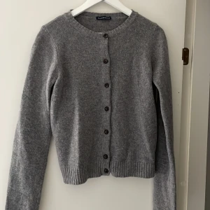 Grå kofta - Grå kofta från brandy Melville som blivit använd 1-2 gånger i superfint sick💗