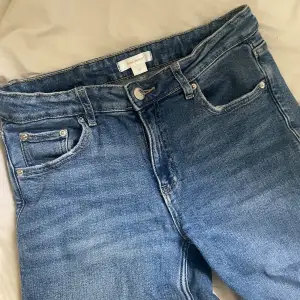 Jeans i storlek 158 i en jättefin blå färg!! Bootcut med en slits längst ner vilket ger en extra detalj!! Superfina men tyvärr lite korta för mig nu, går att dra åt i midjan 😇😇😇
