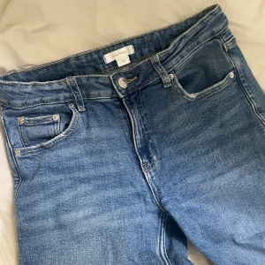 Snygga bootcut jeans!! 🫶🏼 - Jeans i storlek 158 i en jättefin blå färg!! Bootcut med en slits längst ner vilket ger en extra detalj!! Superfina men tyvärr lite korta för mig nu, går att dra åt i midjan 😇😇😇