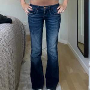 Säljer dessa ltb jeans, supersnygga och köpta för två månader sedan! De är lite trampade på allra löngst ner vid hälen annars inga defekter över huvud taget!❤️❤️