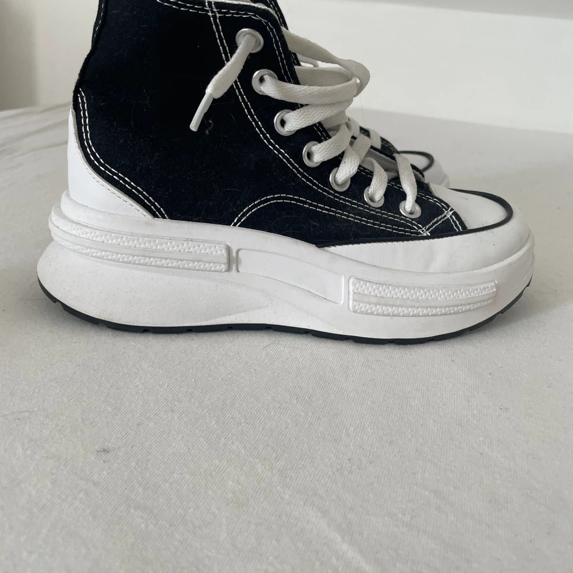 Höga svarta liknande converse - 91