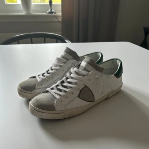 Philippe Model Skor - Säljer dessa Philippe Model skor som är riktigt feta. Väldigt bra skick, säljer då de inte riktigt passar mig. Skriv om ni har frågor! 