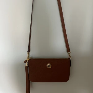 Ralph Lauren axelremsväska  - Jätte fin äkta Lauren Ralph Lauren väska i jättefint skick lite rostig på guldhandtaget visar bild🩷 ungefär 2000 kr orginalpris 🩷