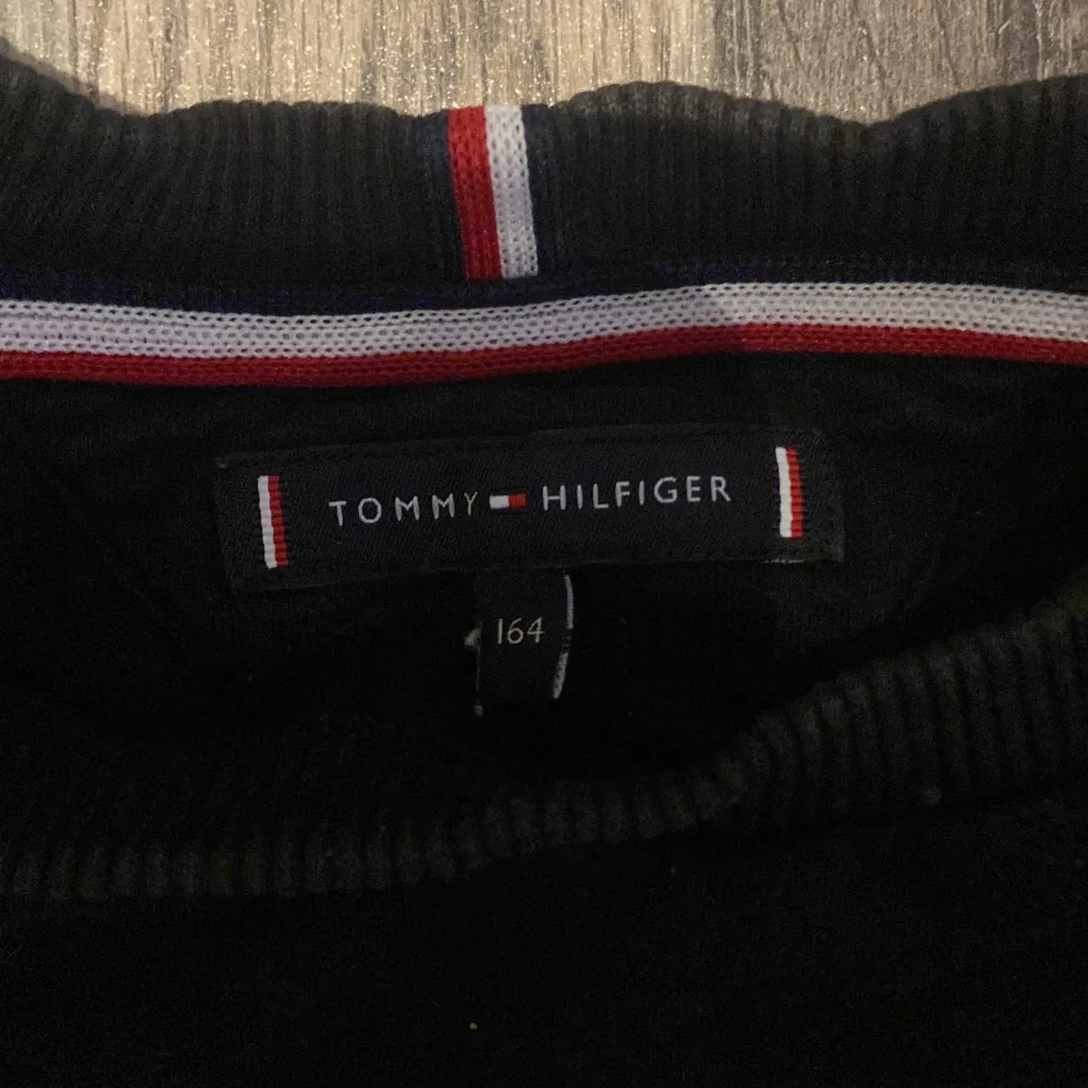 Tommy hilfiger sweatshirt som är använd i gott skick. Skick 8/10. Hoodies.