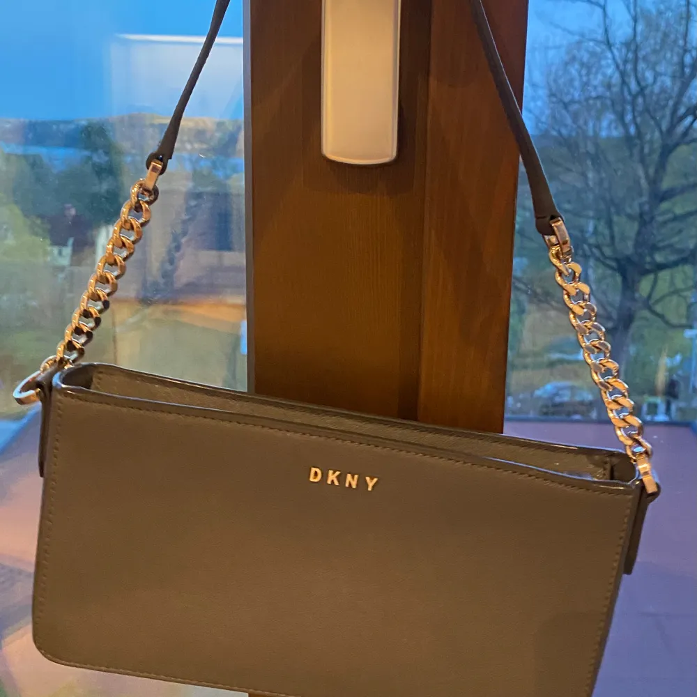 Super söt DKNY väska! Liten och smidig men får plats med allt man behöver!🩷 Nypris ca 1500 kr💕 Kommer med dustbag. Väskor.
