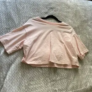 Fin ljusrosa magtröja/ T-shirt , använd 1 gång 