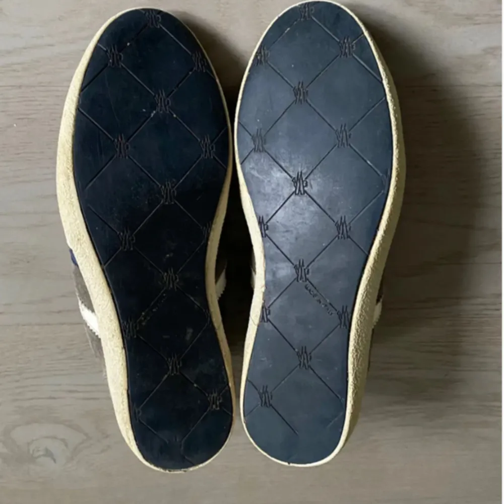 Moncler skor | skick 9/10 | storlek 43 |  ingen box | färg bruna | nypris 5500kr vårt pris 1899kr | . Skor.