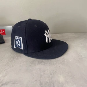 New York Yankees keps, New Era - Säljer min baseboll keps eftersom den inte passar! Kepsen är i fint skick och har inga skavanker!! Hör av er vid några funderingar!! Mvh 