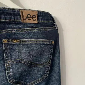 Snygga jeans från Lee men måste tyvärr sälja då de är för korta för mig Är lite osäker på storlek mer än W29 L31  Men det är bara skriva privat för mått!❣️