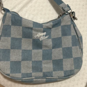 Liten blå väska  - Jag har aldrig använt den men den är jätte najs att ha på. Går med allt eftersom den är demin