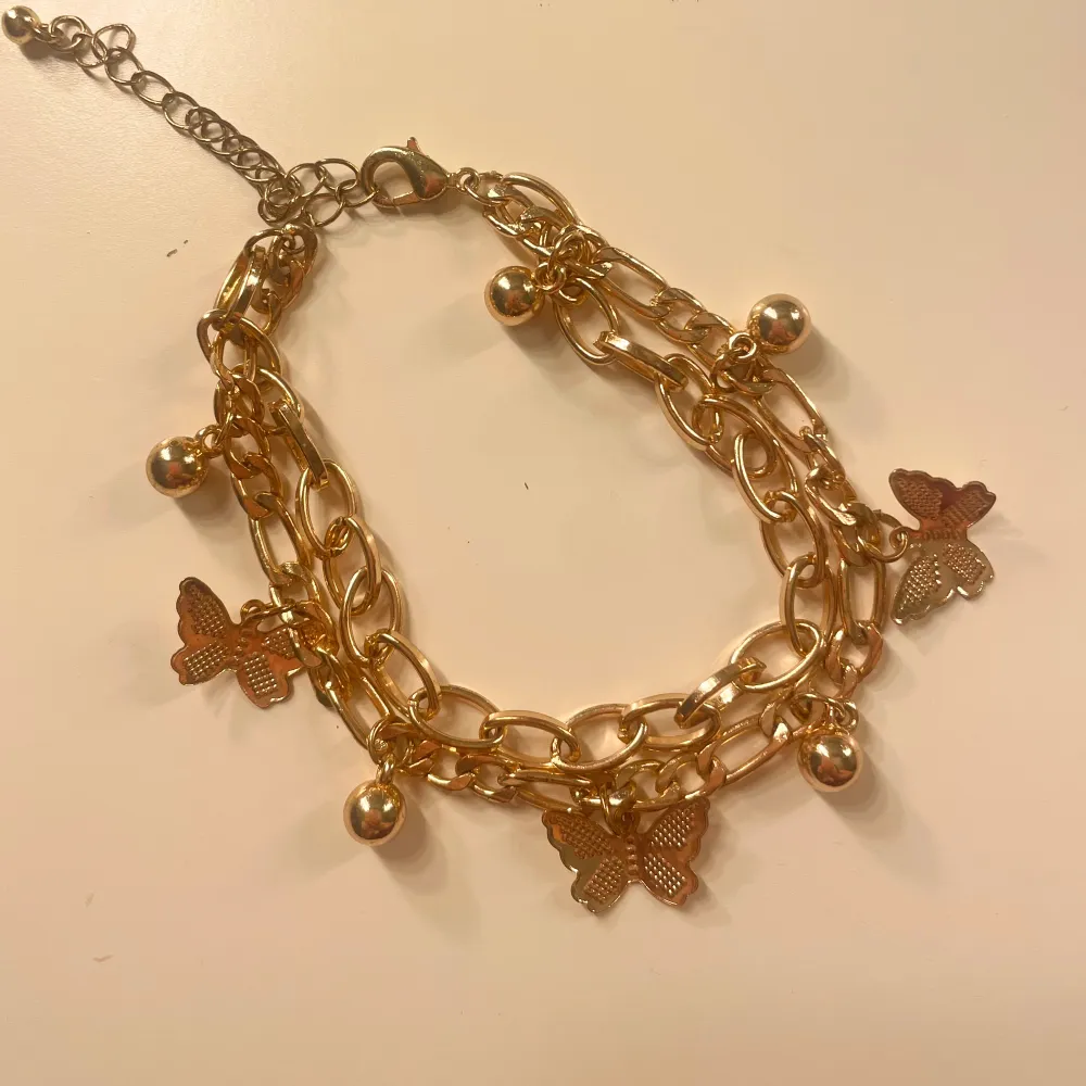 Superfint guld armband med små fjärilar 🦋🌸💞. Övrigt.