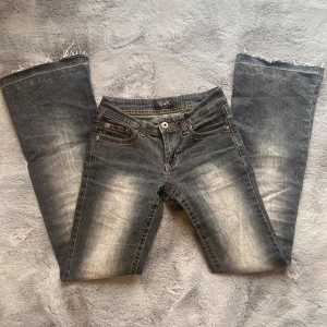 Lågmidjade utsvängda jeans - Jätte snygga lågmidjade utsvängda jeans som är för korta, så så så så snygga jeans men jätte snygga detaljer, passar nog någon som är Max 168cm, innerbenslängden är 78 och midjemåttet är 33, ( pris kan såklart diskuteras )  💕