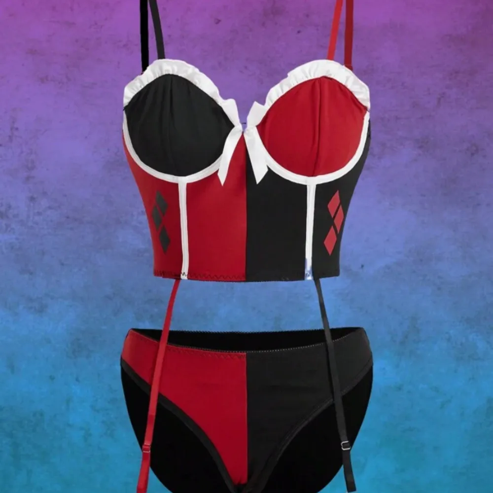 Harley Quinn | Romwe body/ bustier set i rött och svart. Justerbara band på överdelen och till dem som håller ihop dem båda delarna. Aldrig använd och är i storlek M. Toppar.