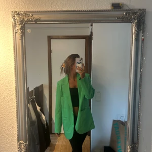 Grön oversized blazer  - Så snygg blazer som helt enkelt bara aldrig kommer till användning. Nyskick, använd en elr 2 ggr. Från Josefine Hjs kollektion med NA-KD. Storlek 36. Nypris 899 säljer för 300:)