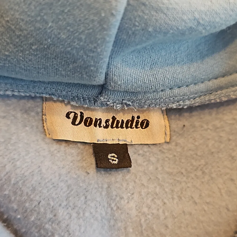 Säljer min von studio tröja i storlek s då den är förliten den är i väldigt bra skick och har inte använts så mycket . Hoodies.