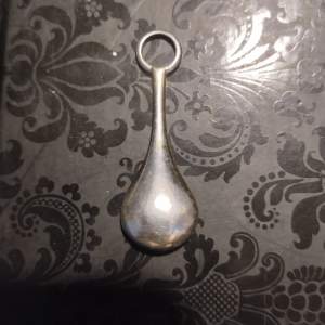 Elegant silverpläterat dropformat hänge av märket Pilgrim fint skick  