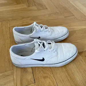 Vita Nike SB skor som är sparsamt använda. Storlek 44,5🩵
