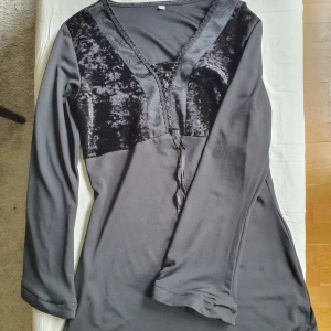 Fairygoth klänning st 34-36 - Finaste klänningen med vida ärmar i storlek 34-36.