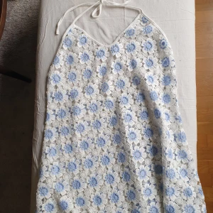 Virkad klänning Zara st S - Supersöt sommarklänning med djup rygg från Zara. Storlek S
