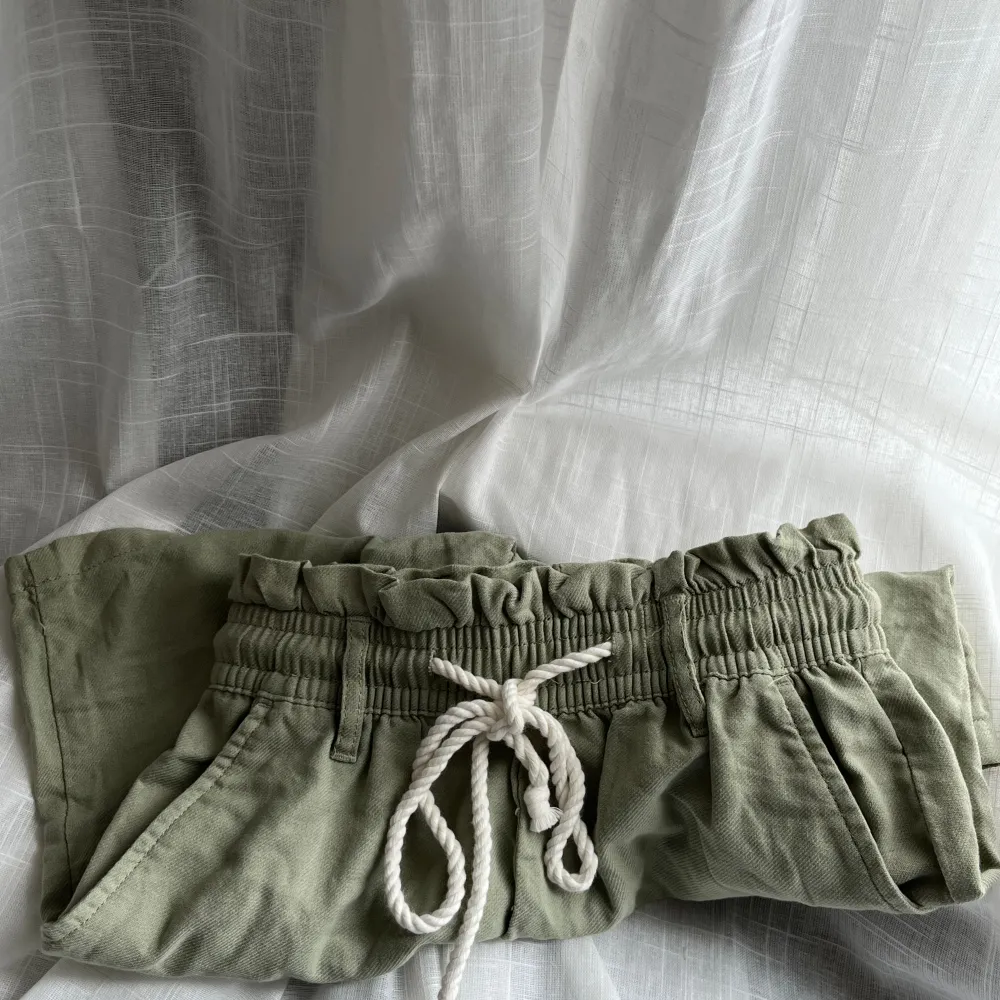 Gröna linneliknande shorts i jättefin grön färg nu till sommaren. Helt oanvända med prislapp kvar. Köpta på hm🤍. Shorts.