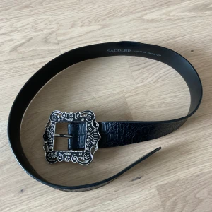 Skärp - Bra skick! Använt fåtal gånger. Säljer pga förlitet! 