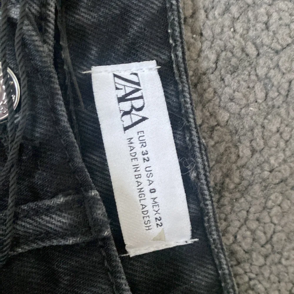 Zara shorts som aldrig är använda för jag råka köpa för liten storlek. Storlek 32 och jätte fint skick❤️. Shorts.