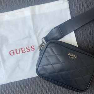 Guess väska  - Säljer min jätte fina Guess då jag inte använder den längre. Fint skick!💗