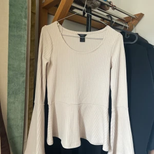 Beige topp  - Aldrig använd, beige topp. Perfekt nu till våren. 