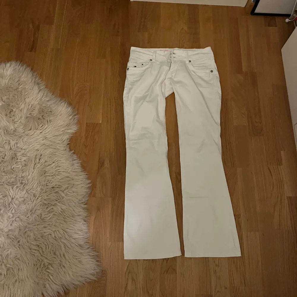 Vita fräscha jeans från Tommy Hilfiger👖nypris runt 1000🩷köpta på vinted! Midjan är 39 cm x 2 och 80 cm innerben, säljer pga för korta! Är 176 cm lång🌷Bud på 250💖. Jeans & Byxor.
