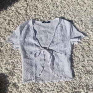 Topp - Söt topp med knytning, sparsamg använd med inga defekter🫶🏼 Passar även mej med s
