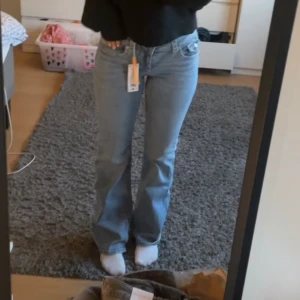 Blå jeans med fickor - Jättesnygga jeans med fickor från barnavdelningen hos Gina tricot!!🥰🤩sparsamt använda