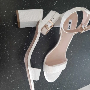 Vita klackskor  - Vita klackskor, storlek 39, klacken är 6,5 cm  Perfekt till bal, student eller bröllop  Helt nya!