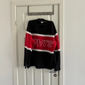 Tröja  - Levis tröja på XL den är i bra skick inga hål ingenting inga skador den är använd 2-3 gånger kanske 