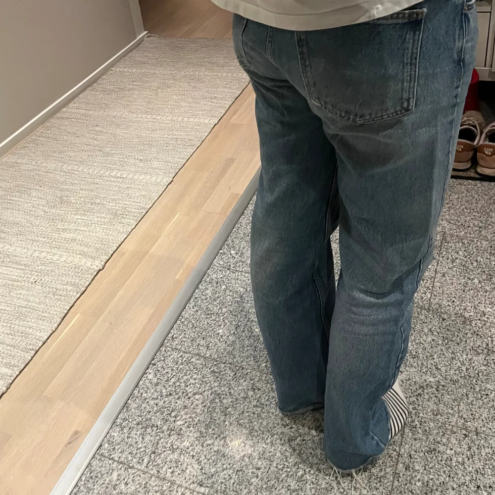 ”Slitna” jeans som är jättefina till sommaren💘🫶 inga tecken på användning! . Jeans & Byxor.