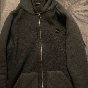 En helt ny Dolce&Gabbana Hoodie med dragkedja  - Storlek 48  Helt ny  Fick den present  Äkta  Pris kan diskuteras 