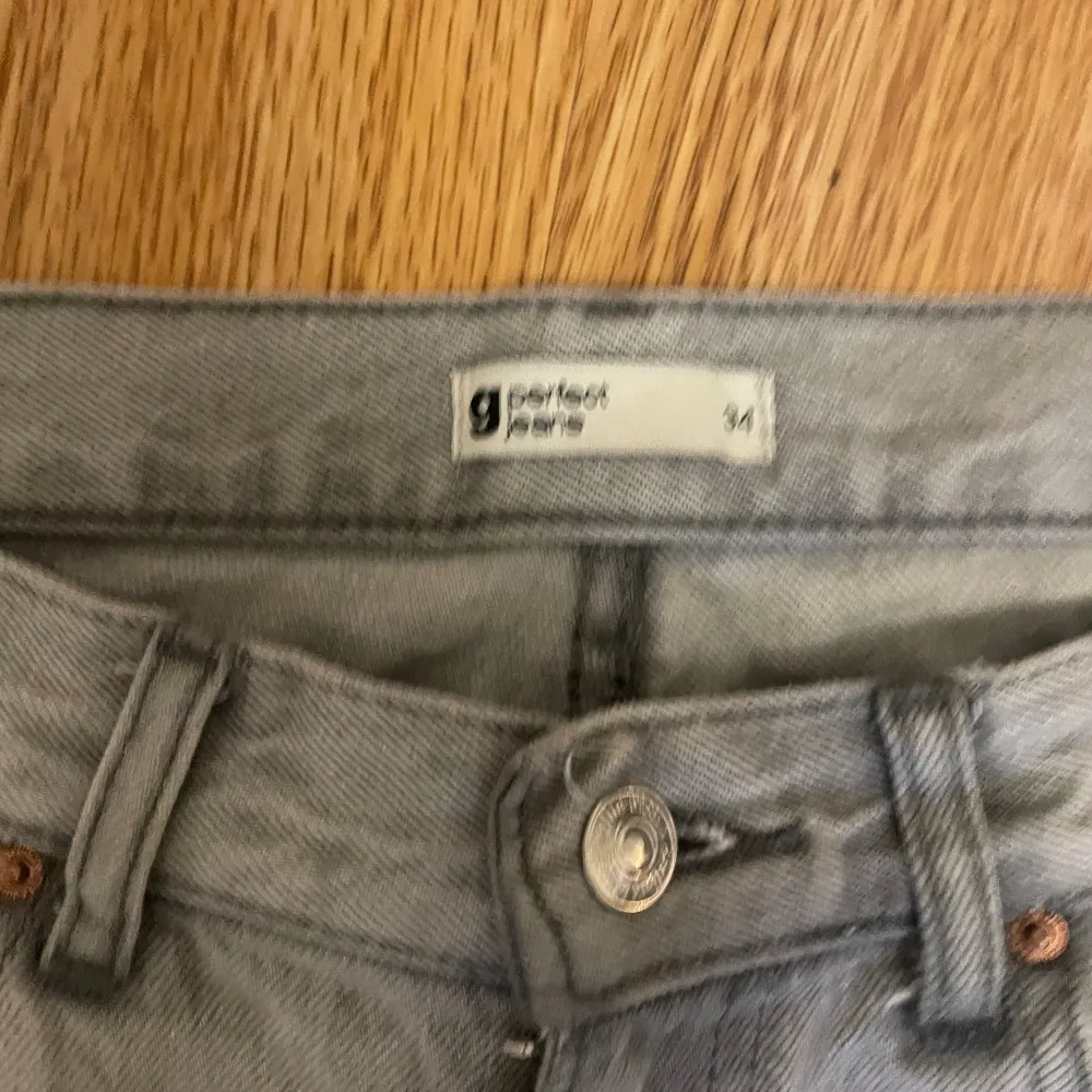 Grå lågmidjade jeans från Gina tricot. Använt 4 gånger och säljer Pgd av lite för stor och är i storlek 34❤️. Jeans & Byxor.