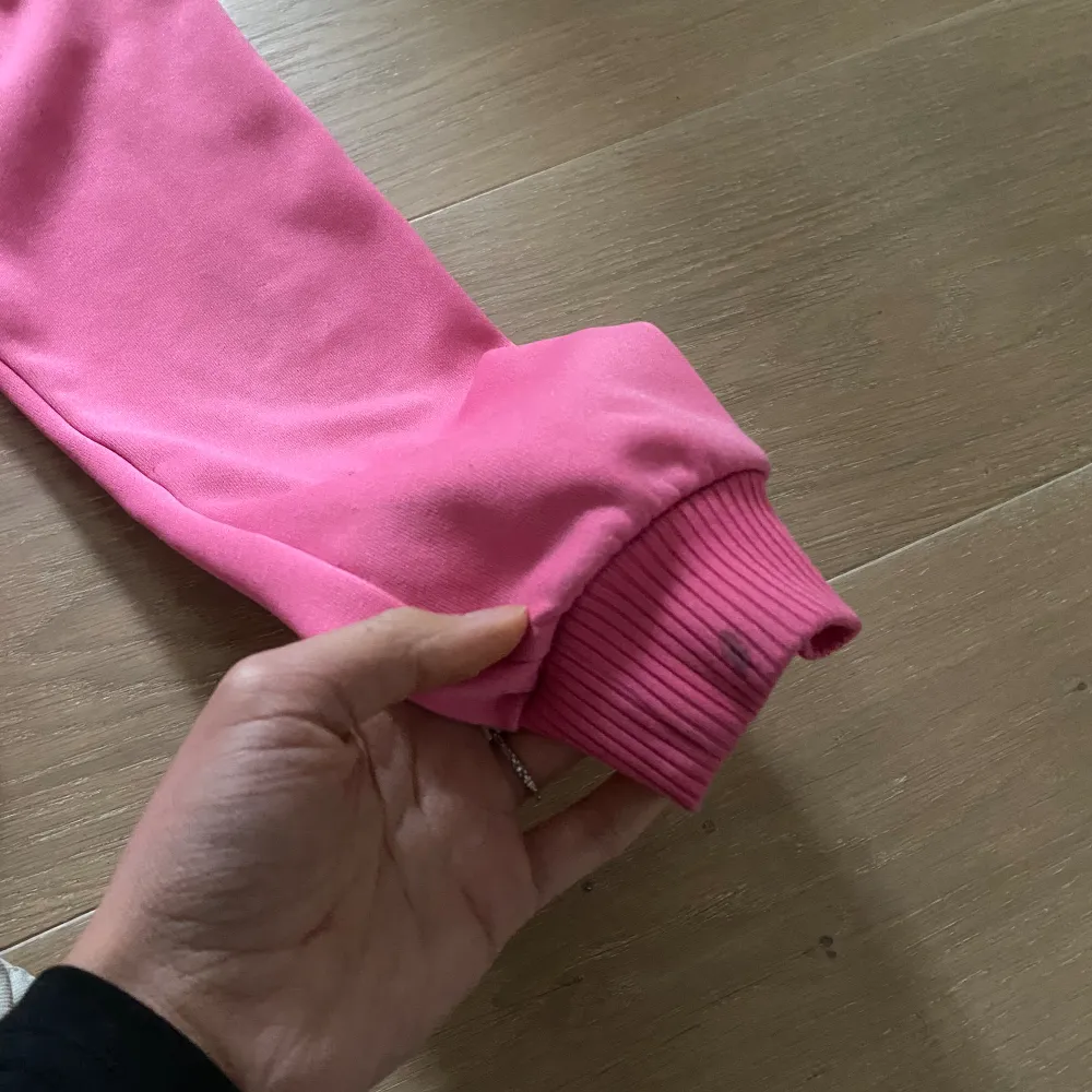 Rosa adidas tröja. Jätte söt med en unik design. Tröjor & Koftor.