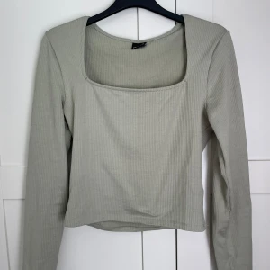 Grön långärmad topp  - Grön långärmad topp i storlek M,  men passar bra på mig som har storlek S. Använd men i gott skick. Köpt på Gina Tricot 