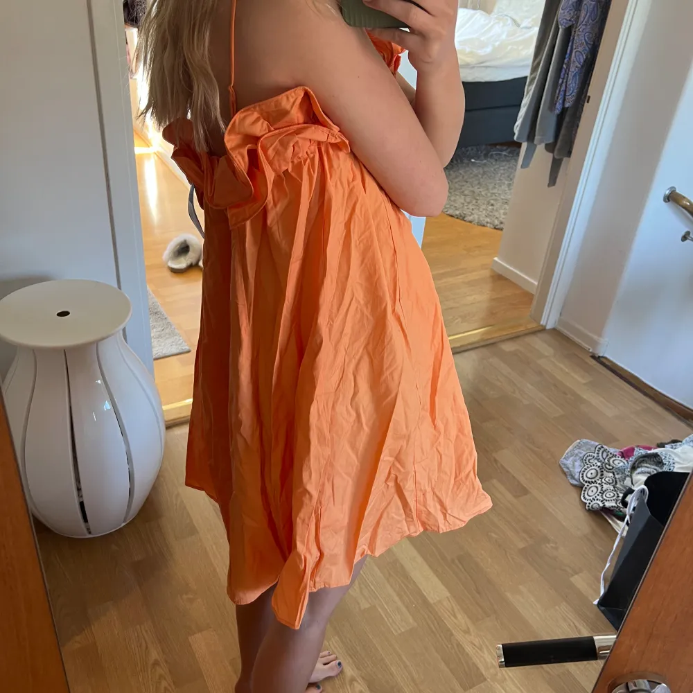 Hm klänning med volanger i orange, storlek M🧡. Klänningar.