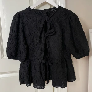 Knytblus - Använd en gång. Från Gina Tricot, storlek S. Skriv om du har några frågor 😊