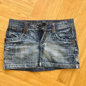 Jeanskjol - Superfin lågmidjad minijeanskjol med jättecoola detaljer. Älskar men tycker inte att den sitter så bra på mig. Helt perfekt skick, skriv om ni har några frågor💗