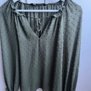 Grön blus  - Superfin grön blus från zara!💕Storlek XS! Fint skick!😊