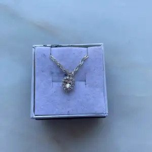 Säljer en jätte vacker hjärt-dimamant halsband! Den är från Gina Tricot och har knappt används! Säljer för ca 80kr! Skriv gärna om ni har frågor och vi kan  diskutera prisen till och med! 😉 