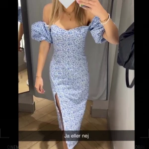 Klänning - Så somrig och fin, bara använd en gång. Nypris 699kr. Privat för fler bilder🤍🤍